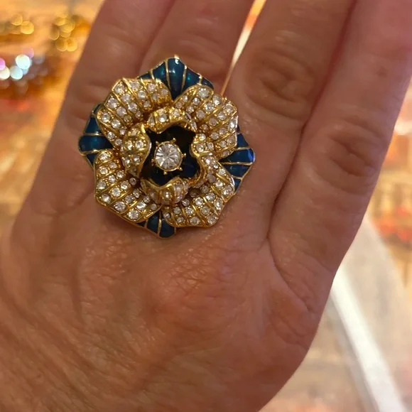 HOLIDAY SPECIAL 
Joan Rivers Gold and Blue Crystal Flower Ring  SZ 6 - Picture 7 of 8